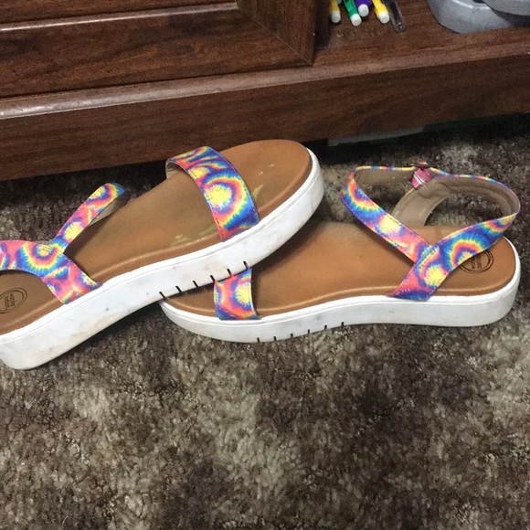 Perfect in good shape comfortable sandals tiedyed like new - Picture 3 of 3